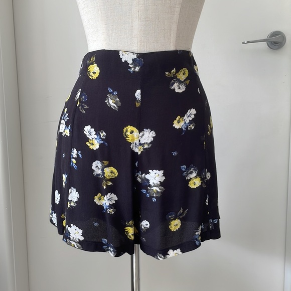 Nunui Floral Navy Blue Womens Shorts AU 12 - Blue with colourful flowers - Picture 2 of 16